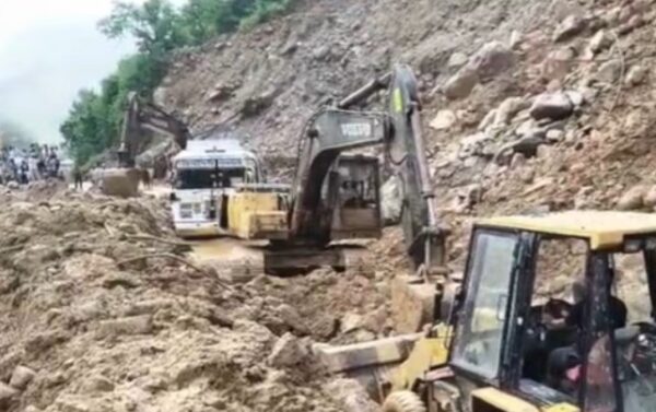 गौचर-कमेड़ा के पास मलबे में फंसी बस, हाईवे पर लगी वाहनों की लंबी कतारें